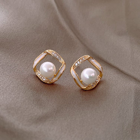 Fashion Gold Color Faux Pearl Decorative Earring Studs.