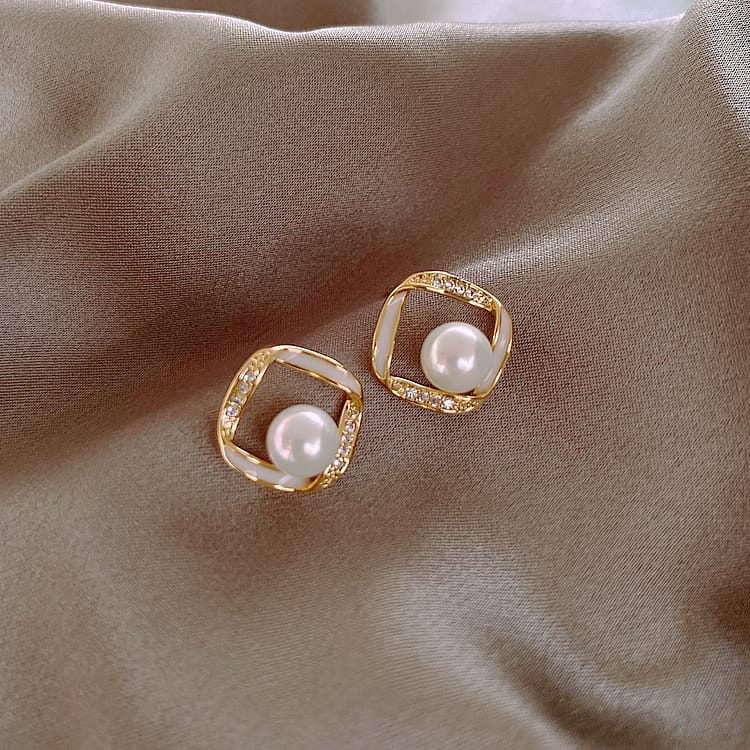 Fashion Gold Color Faux Pearl Decorative Earring Studs.